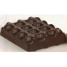 Dolcetto al cioccolato con motivo a griglia realizzato con lo stampo Mini Waffle Silikomart