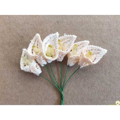 6 Fiori di Calle in pizzo merlettato macramè salmone 2 cm 6 Fiori di Calle in pizzo merlettato macramè salmone 2 cm