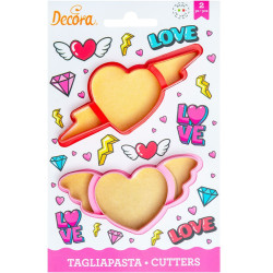 Tagliapasta Love da Decora: set 2 tagliapasta in plastica cuore con ali e cuore con freccia