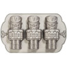 Lo Schiaccianoci Decora: stampo schiaccianoci in alluminio pressofuso 28 x 11 h 5,8 cm Lo Schiaccianoci Decora: stampo schiaccianoci in alluminio pressofuso 28 x 11 h 5,8 cm