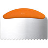 Spatola Ondulata per decori in acciaio inox larga 22,5 cm con manico ergonomico antiscivolo in plastica da Decora Spatola Ondulata per decori in acciaio inox larga 22,5 cm con manico ergonomico antiscivolo in plastica da Decora