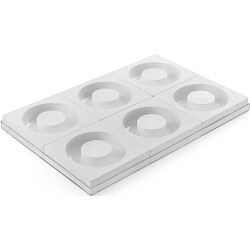 Set 6 stampi savarin Tortaflex Silikomart 6 ciambelle 16 x h 4 cm in silicone bianco su vassoio 60x40 cm