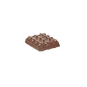 Dolcetto al cioccolato con motivo a griglia realizzato con lo stampo Mini Waffle Silikomart