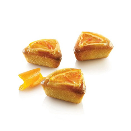 Tortine triangolari all’arancia realizzate con lo stampo Air Plus 21 Triangle Silikomart