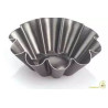 Formina riccia con fondo rialzato in alluminio antiaderente diametro 6,8 cm ed altezza 2 cm da Vespa Formina riccia con fondo rialzato in alluminio antiaderente diametro 6,8 cm ed altezza 2 cm da Vespa