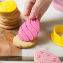 Set uova di pasqua decorate 3D da Decora: 1 tagliapasta in plastica e 2 marcatori imprimi decori