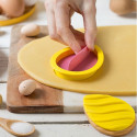 Set uova di pasqua decorate 3D da Decora: 1 tagliapasta in plastica e 2 marcatori imprimi decori