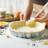 Design Tart Decora ø20xh3 cm: forma per crostata tonda con fondo mobile in metallo antiaderente di alta qualità Design Tart Decora ø20xh3 cm: forma per crostata tonda con fondo mobile in metallo antiaderente di alta qualitÃ