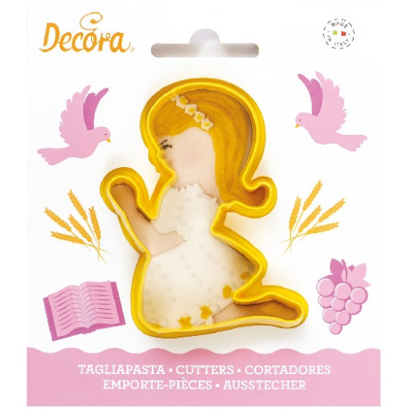Tagliapasta comunione bimba Decora: sagoma in plastica a forma di bambina 9x5xh2,2 cm Tagliapasta comunione bimba Decora: sagoma in plastica a forma di bambina 9x5xh2,2 cm