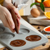 Duo Tondo Decora: coppia di stampi silicone con 6 dischi ø6,5xh2,3 cm ideali per biscotto gelato Duo Tondo Decora: coppia di stampi silicone con 6 dischi ø6,5xh2,3 cm ideali per biscotto gelato