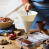 Imbuto dosatore con base Decora ø13xh12,5 cm: colino per dosare creme e cioccolato Imbuto dosatore con base Decora ø13xh12,5 cm: colino per dosare creme e cioccolato