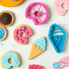Set 2 tagliapasta in plastica 1 ciambella e 1 gelato a tema estivo Decora Set 2 tagliapasta in plastica 1 ciambella e 1 gelato a tema estivo Decora