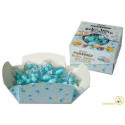 Dolce Arrivo Maxtris Mix Frutta Celeste, in vassoio da 500 g. Ciocomandorla celesti, incartati singolarmente.