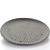 Teglia tonda per pizza, forata antiaderente, diametro 34,5 cm ed altezza 2 cm Teglia tonda per pizza, forata antiaderente, diametro 34,5 cm ed altezza 2 cm
