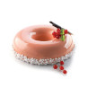 Set 6 stampi savarin Tortaflex Silikomart 6 ciambelle ø18 x h 5 cm in silicone bianco su vassoio 60x40 cm