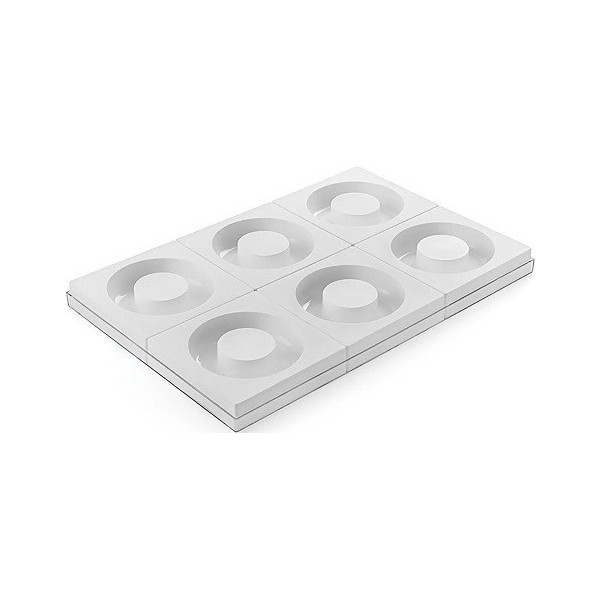 Set 6 stampi savarin Tortaflex Silikomart 6 ciambelle ø16 x h 4 cm in silicone bianco su vassoio 60x40 cm